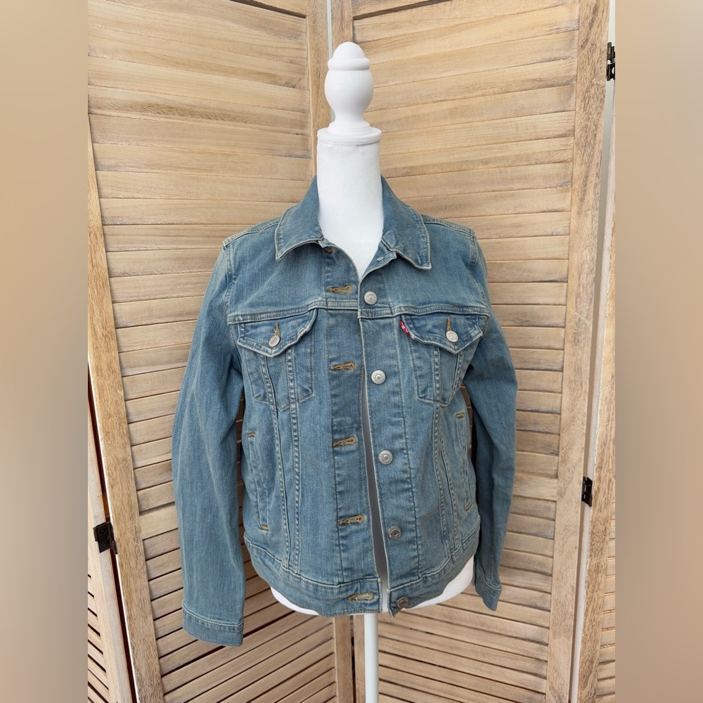 Levi's Original Trucker denim jean jacket in a light blue wash